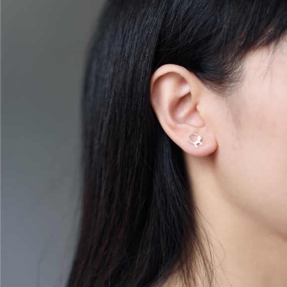 ❤️4 for $20 Sale❤️ Silver cat Stud Earrings - Picture 4 of 4